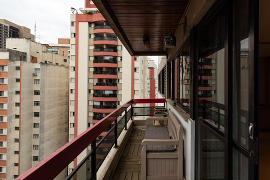 Compra apartamento em Pompeia, 3 quartos, 1 suíte, varanda, aceita pets. — Varanda