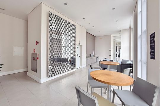Apartamento mobiliado com 2 quartos e varanda para comprar. Aceitam animais de estimação. — Lounge