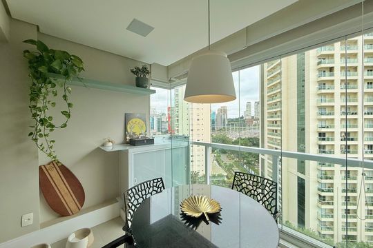 Apartamento mobiliado com 2 quartos e varanda para comprar. Aceitam animais de estimação. — Sacada