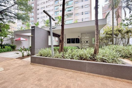 Apartamento mobiliado com 2 quartos e varanda para comprar. Aceitam animais de estimação. — Fachada