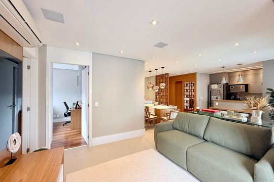 Apartamento mobiliado com 2 quartos e varanda para comprar. Aceitam animais de estimação. — Sala