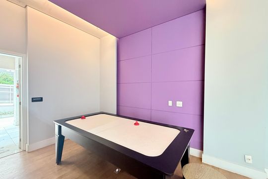 Apartamento mobiliado com 2 quartos e varanda para comprar. Aceitam animais de estimação. — Salão de Jogos
