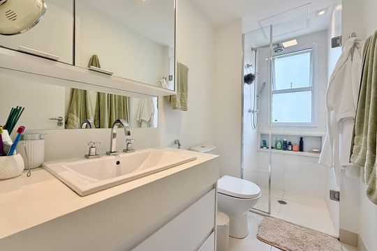Apartamento mobiliado com 2 quartos e varanda para comprar. Aceitam animais de estimação. — Banheiro Suíte 2