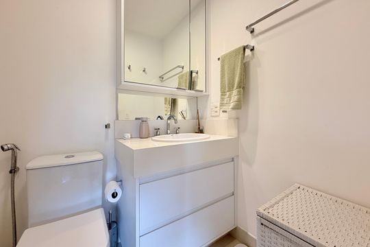 Apartamento mobiliado com 2 quartos e varanda para comprar. Aceitam animais de estimação. — Banheiro Suíte 1