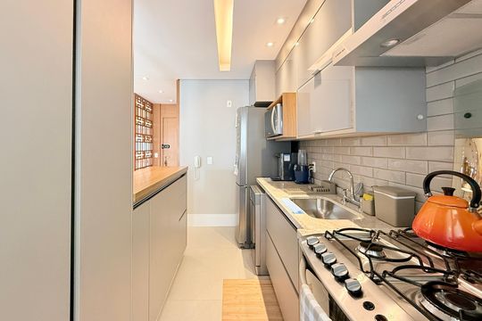 Apartamento mobiliado com 2 quartos e varanda para comprar. Aceitam animais de estimação. — Cozinha