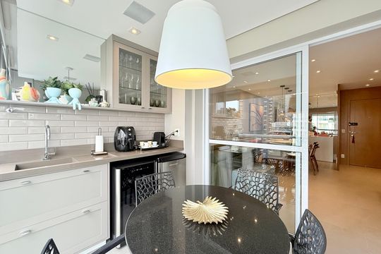 Apartamento mobiliado com 2 quartos e varanda para comprar. Aceitam animais de estimação. — Sacada