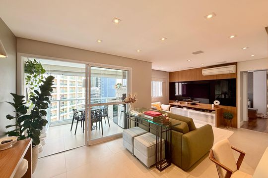 Apartamento mobiliado com 2 quartos e varanda para comprar. Aceitam animais de estimação. — Sala