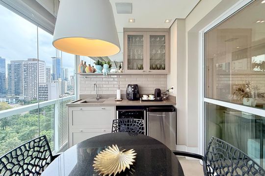 Apartamento mobiliado com 2 quartos e varanda para comprar. Aceitam animais de estimação. — Sacada