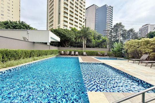 Apartamento mobiliado com 2 quartos e varanda para comprar. Aceitam animais de estimação. — Piscina
