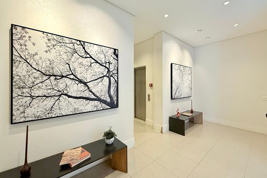 Apartamento mobiliado com 2 quartos e varanda para comprar. Aceitam animais de estimação. — Hall Social Bloco