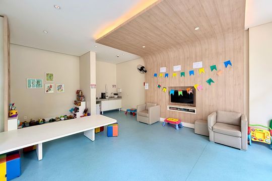 Apartamento mobiliado com 2 quartos e varanda para comprar. Aceitam animais de estimação. — Brinquedoteca