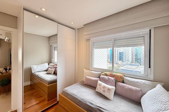 Apartamento mobiliado com 2 quartos e varanda para comprar. Aceitam animais de estimação. — Suíte 1