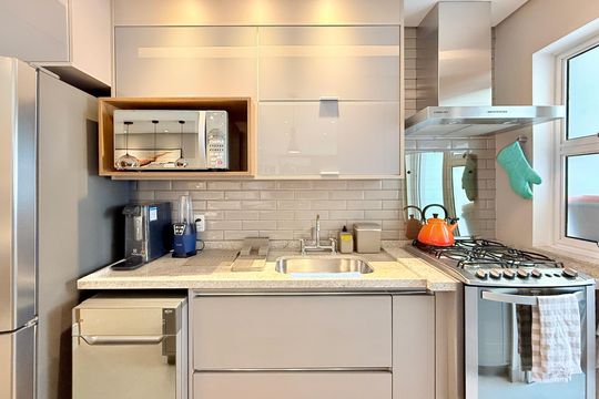 Apartamento mobiliado com 2 quartos e varanda para comprar. Aceitam animais de estimação. — Cozinha