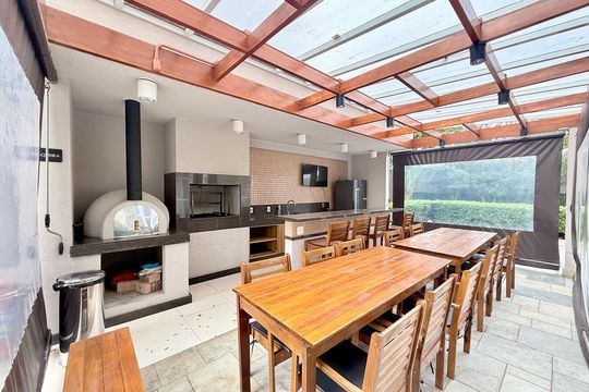 Apartamento mobiliado com 2 quartos e varanda para comprar. Aceitam animais de estimação. — Churrasqueira