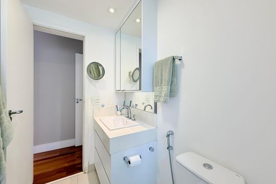 Apartamento mobiliado com 2 quartos e varanda para comprar. Aceitam animais de estimação. — Banheiro Suíte 2