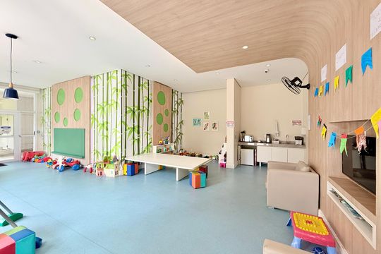 Apartamento mobiliado com 2 quartos e varanda para comprar. Aceitam animais de estimação. — Brinquedoteca