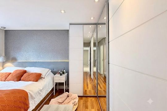 Apartamento mobiliado com 2 quartos e varanda para comprar. Aceitam animais de estimação. — Suíte 2