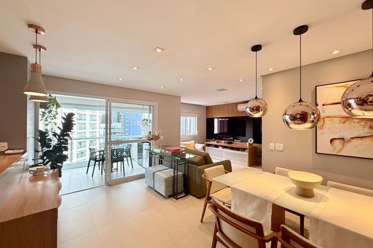 Apartamento mobiliado com 2 quartos e varanda para comprar. Aceitam animais de estimação. — foto 1