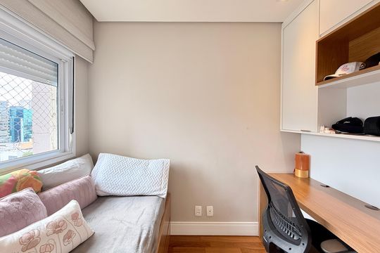 Apartamento mobiliado com 2 quartos e varanda para comprar. Aceitam animais de estimação. — Suíte 1