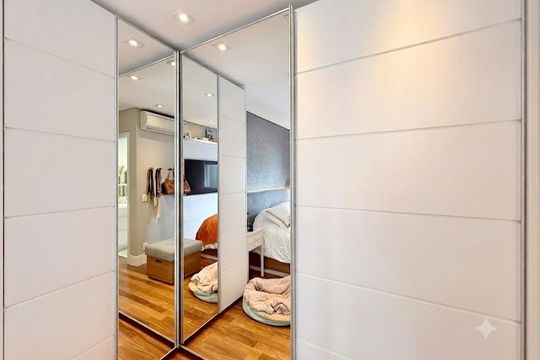 Apartamento mobiliado com 2 quartos e varanda para comprar. Aceitam animais de estimação. — Suíte 2