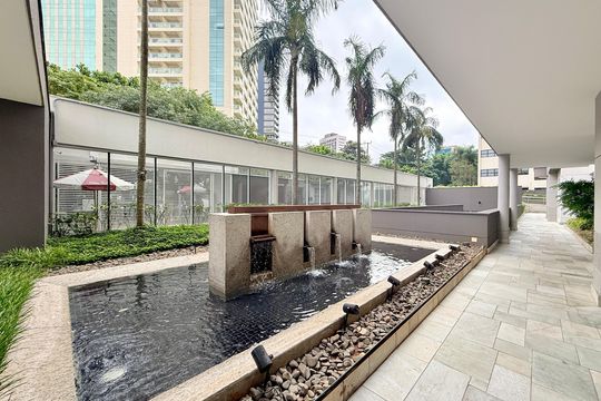 Apartamento mobiliado com 2 quartos e varanda para comprar. Aceitam animais de estimação. — Entrada