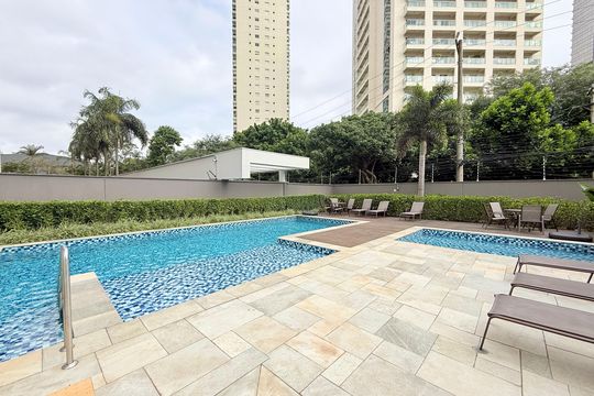 Apartamento mobiliado com 2 quartos e varanda para comprar. Aceitam animais de estimação. — Piscina