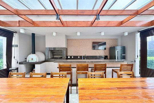 Apartamento mobiliado com 2 quartos e varanda para comprar. Aceitam animais de estimação. — Churrasqueira