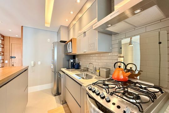 Apartamento mobiliado com 2 quartos e varanda para comprar. Aceitam animais de estimação. — Cozinha