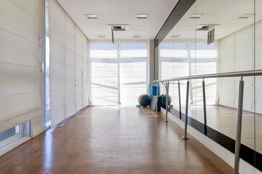 Apartamento mobiliado com 2 quartos e varanda para comprar. Aceitam animais de estimação. — Academia