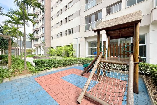 Apartamento mobiliado com 2 quartos e varanda para comprar. Aceitam animais de estimação. — Playground