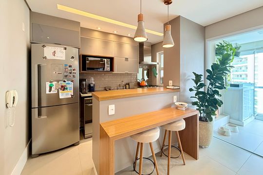 Apartamento mobiliado com 2 quartos e varanda para comprar. Aceitam animais de estimação. — Cozinha