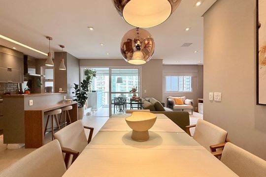 Apartamento mobiliado com 2 quartos e varanda para comprar. Aceitam animais de estimação. — Sala