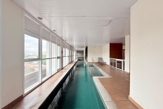 Apartamento mobiliado com 2 quartos e varanda para comprar. Aceitam animais de estimação. — Piscina Coberta