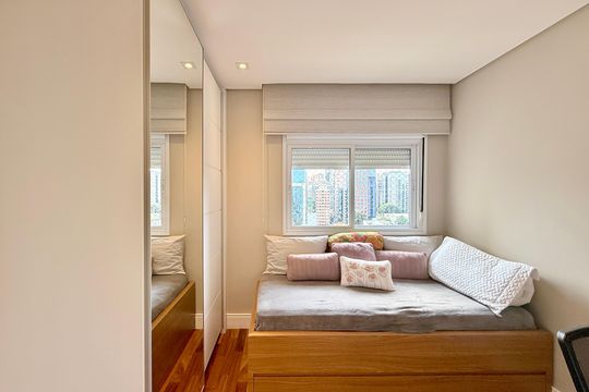 Apartamento mobiliado com 2 quartos e varanda para comprar. Aceitam animais de estimação. — Suíte 1