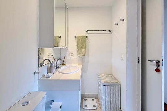 Apartamento mobiliado com 2 quartos e varanda para comprar. Aceitam animais de estimação. — Banheiro Suíte 1
