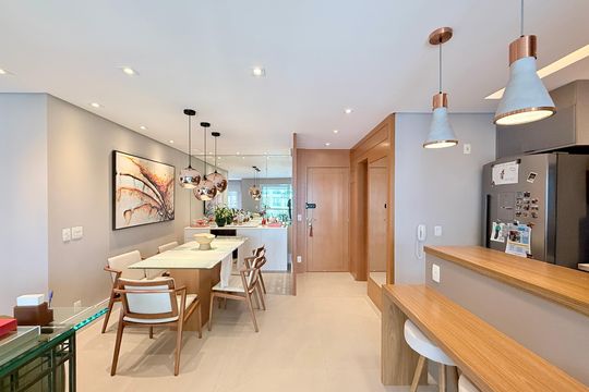 Apartamento mobiliado com 2 quartos e varanda para comprar. Aceitam animais de estimação. — Sala