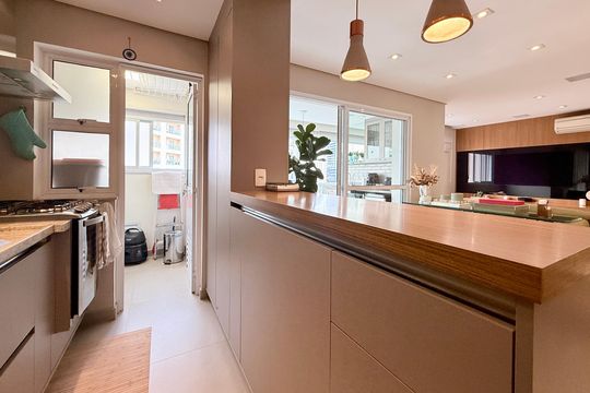 Apartamento mobiliado com 2 quartos e varanda para comprar. Aceitam animais de estimação. — Cozinha