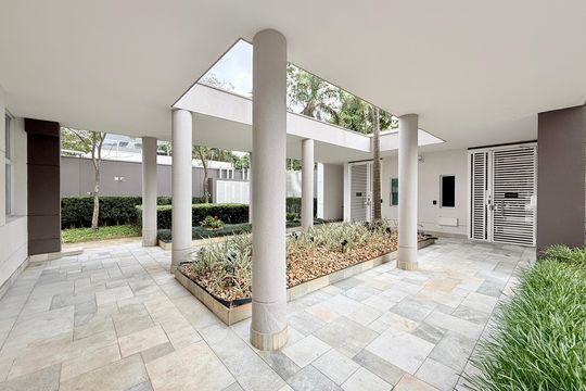 Apartamento mobiliado com 2 quartos e varanda para comprar. Aceitam animais de estimação. — Entrada