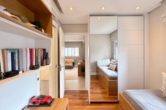 Apartamento mobiliado com 2 quartos e varanda para comprar. Aceitam animais de estimação. — Suíte 1