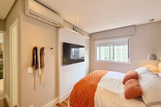 Apartamento mobiliado com 2 quartos e varanda para comprar. Aceitam animais de estimação. — Suíte 2