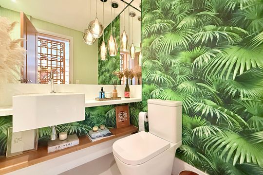 Apartamento mobiliado com 2 quartos e varanda para comprar. Aceitam animais de estimação. — Lavabo
