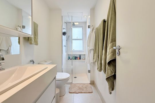 Apartamento mobiliado com 2 quartos e varanda para comprar. Aceitam animais de estimação. — Banheiro Suíte 2