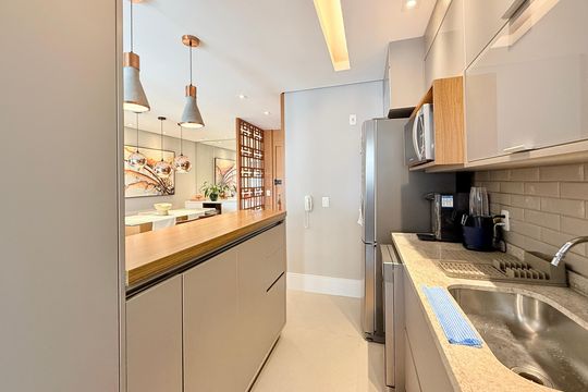 Apartamento mobiliado com 2 quartos e varanda para comprar. Aceitam animais de estimação. — Cozinha