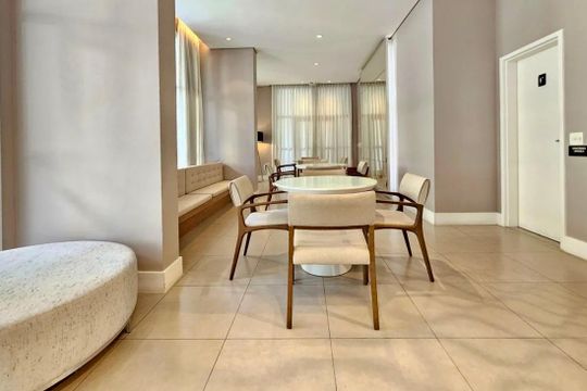 Apartamento mobiliado com 2 quartos e varanda para comprar. Aceitam animais de estimação. — Salão Gourmet