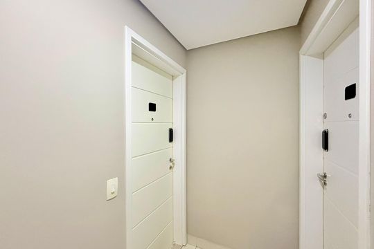 Apartamento mobiliado com 2 quartos e varanda para comprar. Aceitam animais de estimação. — Hall Apartamento