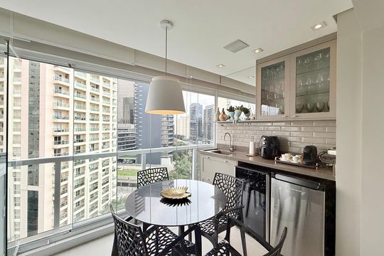 Apartamento mobiliado com 2 quartos e varanda para comprar. Aceitam animais de estimação. — Sacada