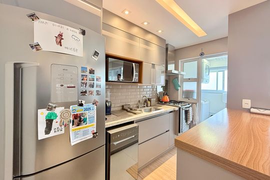 Apartamento mobiliado com 2 quartos e varanda para comprar. Aceitam animais de estimação. — Cozinha