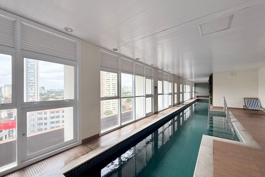 Apartamento mobiliado com 2 quartos e varanda para comprar. Aceitam animais de estimação. — Piscina Coberta