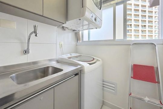Apartamento mobiliado com 2 quartos e varanda para comprar. Aceitam animais de estimação. — Área de Serviço