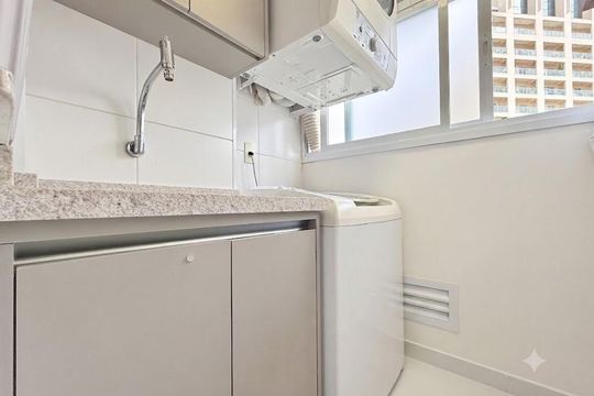 Apartamento mobiliado com 2 quartos e varanda para comprar. Aceitam animais de estimação. — Área de Serviço